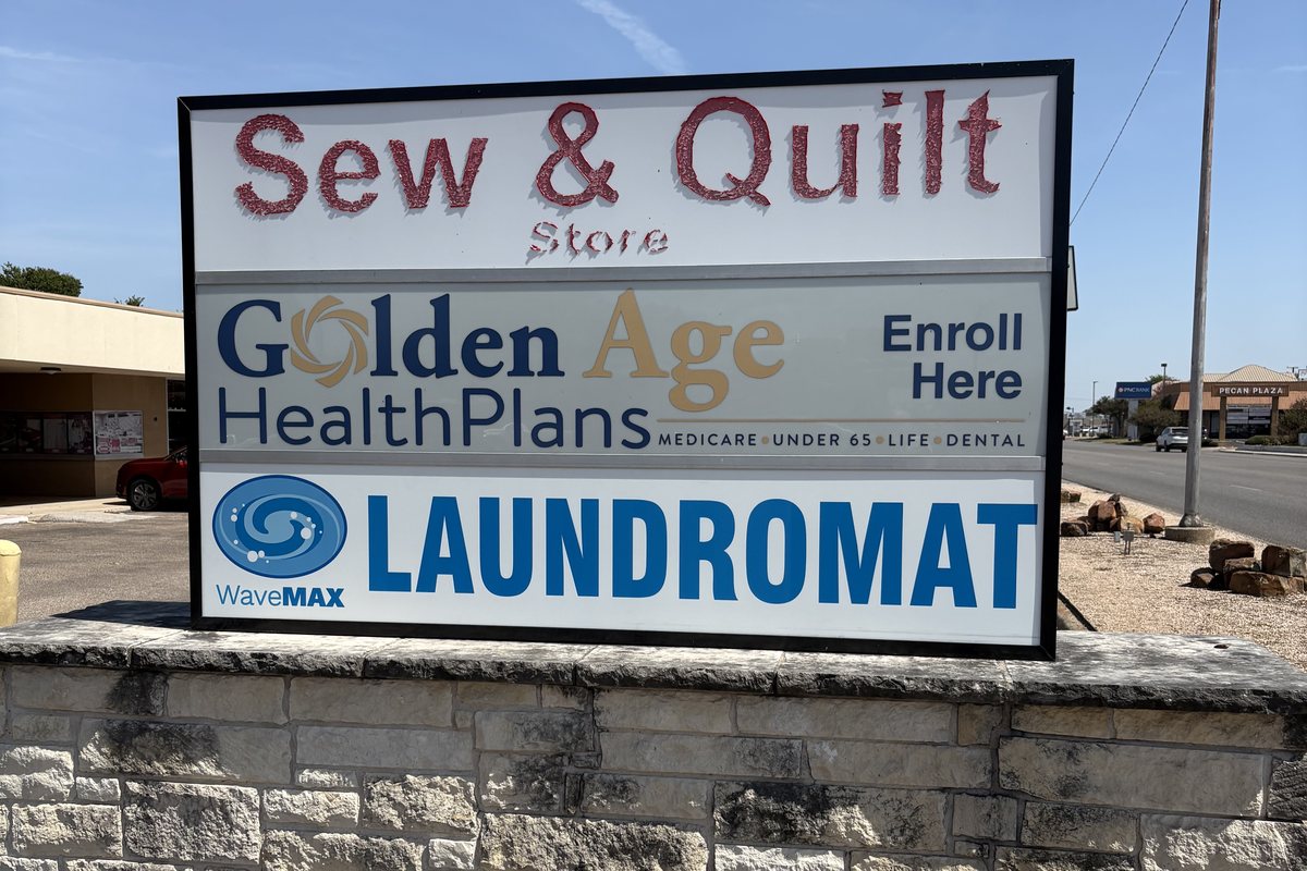 Street sign for WaveMAX Laundry on S 31st St in Temple, TX